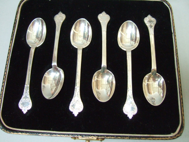 Appraisal: A set of six silver coffee spoons the handles decorated