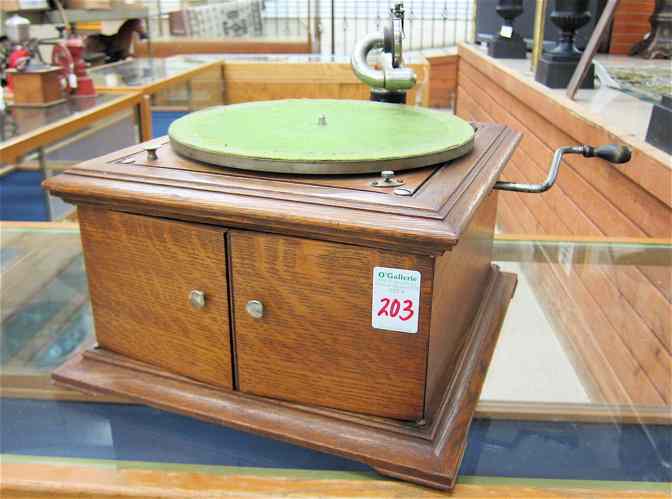 Appraisal: VICTROLA VI DISC PHONOGRAPH Victor Talking Machine Co Camden New