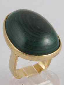 Appraisal: A carat gold ring set with a cabochon malachite approx