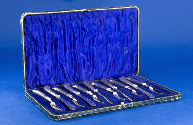 Appraisal: Edwardian Boxed Set of Silver Pistol Handled Cake Knives and