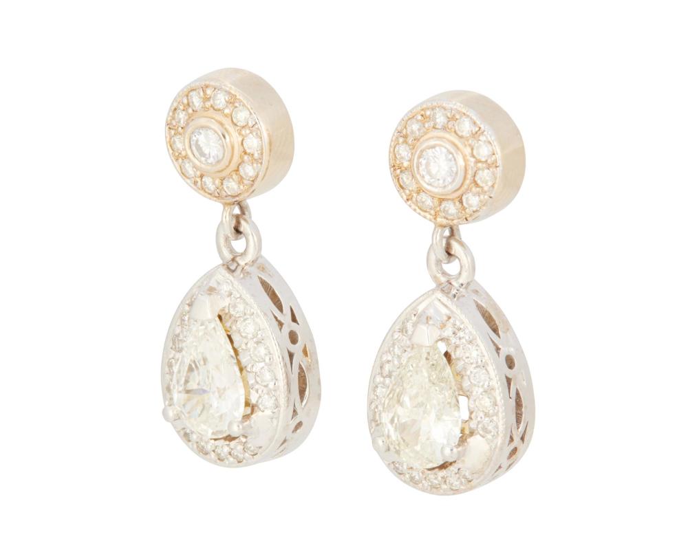 Appraisal: A PAIR OF DIAMOND DROP EARRINGSA pair of diamond drop