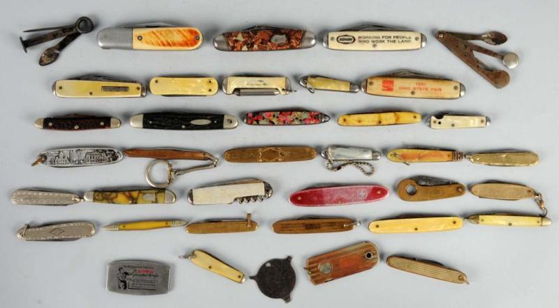 Appraisal: Lot of Various Pocket Knife Patterns Description Mostly American and