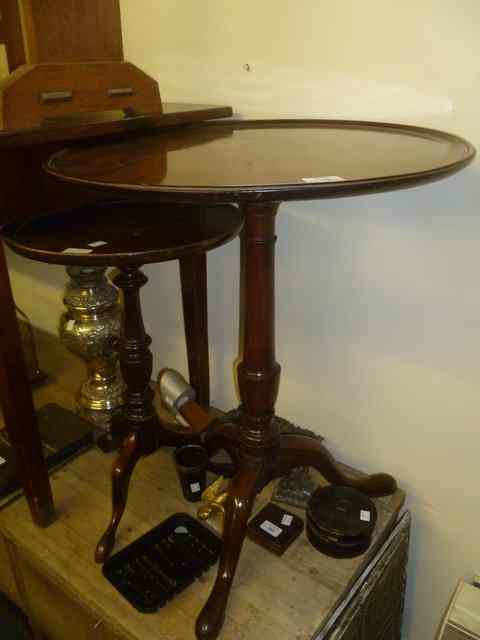 Appraisal: A TH CENTURY TRIPOD TABLE with mahogany top and swept