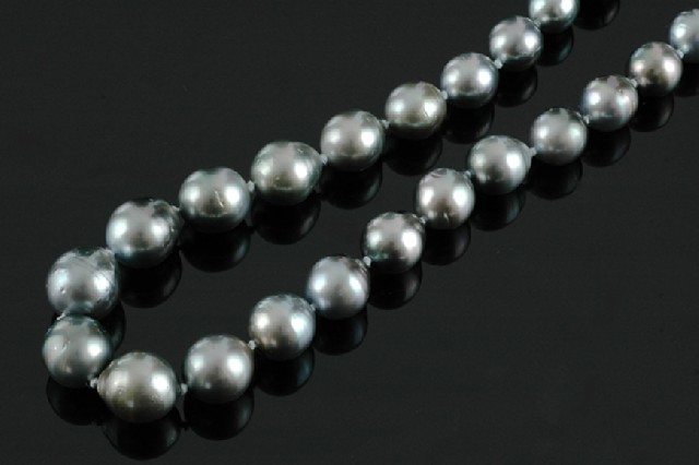 Appraisal: A Tahitian pearl necklace The graduated baroque pearls measuring mm