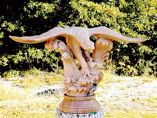 Appraisal: Continental school th century HUNTING EAGLE carved pink marble H