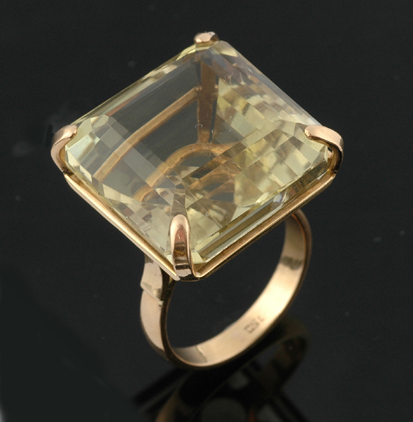 Appraisal: A lemon quartz cocktail ring The square emerald cut lemon