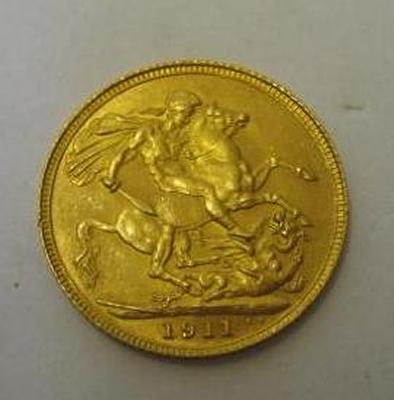 Appraisal: A GEORGE V GOLD SOVEREIGN dated