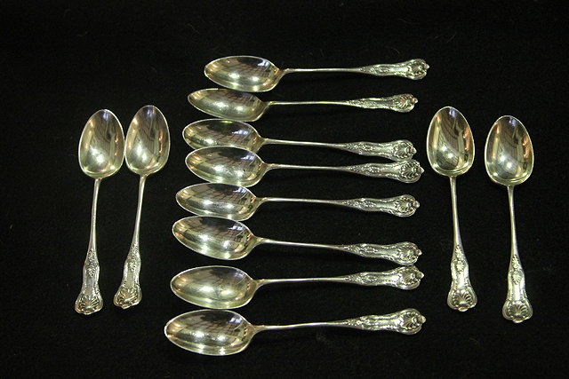 Appraisal: A SET OF TWELVE SILVER SHELL PATTERN TEA SPOONS Sheffield