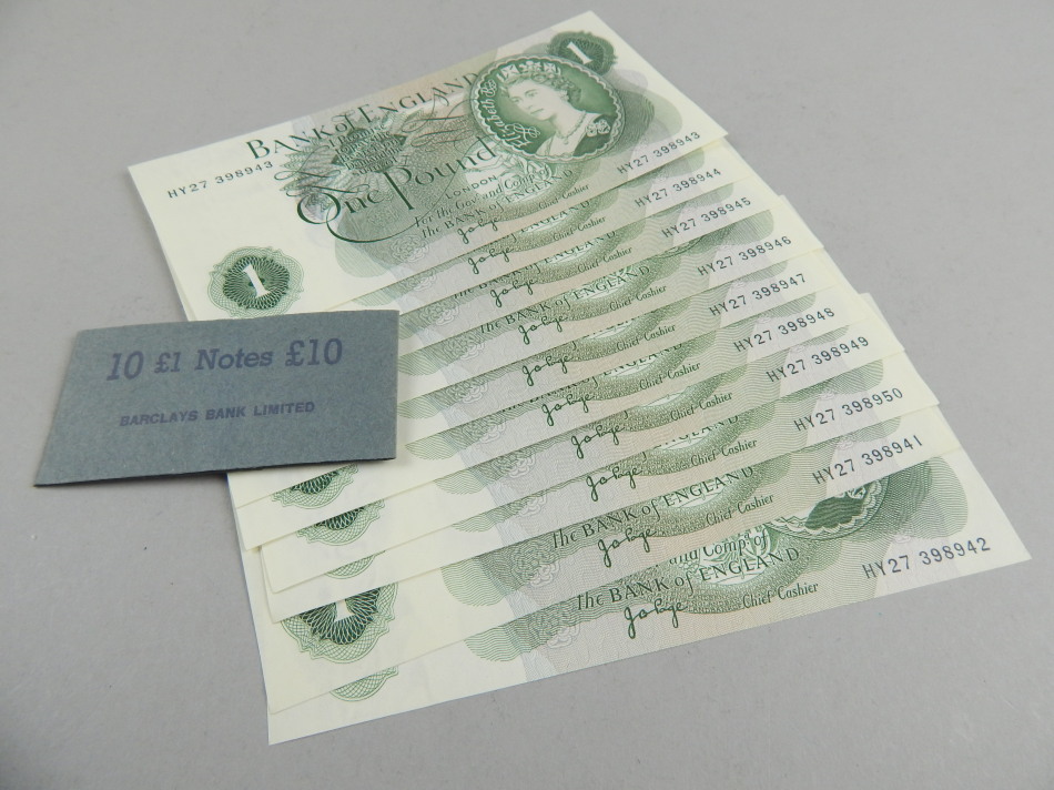 Appraisal: A bundle of ten unused one pound notes Chief Cashier