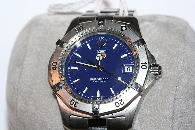 Appraisal: A TAG HEUER PROFESSIONAL METRES GENTLEMANS WRIST WATCH with blue