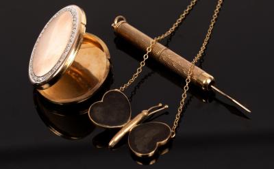 Appraisal: A ct yellow gold oval locket set a band of