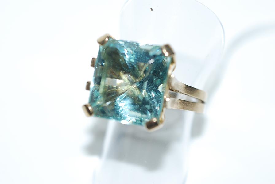 Appraisal: AN AQUAMARINE DRESS RING OF ABSTRACT DESIGN IN CT GOLD