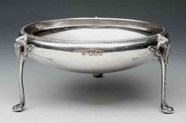 Appraisal: AN EDWARDIAN SILVER DISH with shallow bowl gadrooned edge and