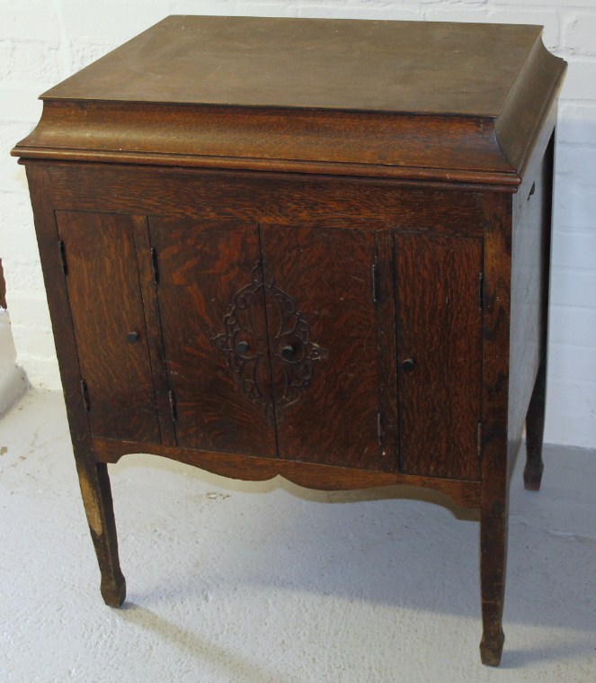 Appraisal: A mid- thC Merriphone oak cased freestanding gramophone the domed