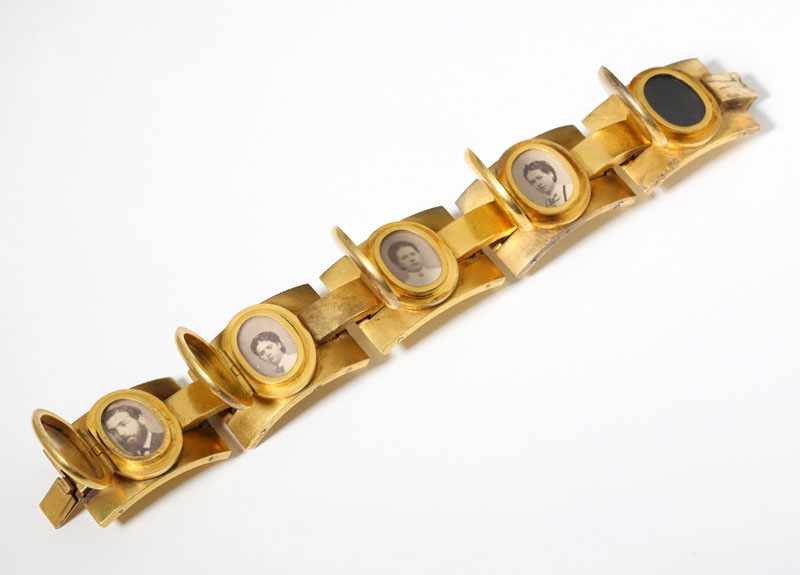 Appraisal: Circa tested K yellow gold five sectional locket bracelet ''