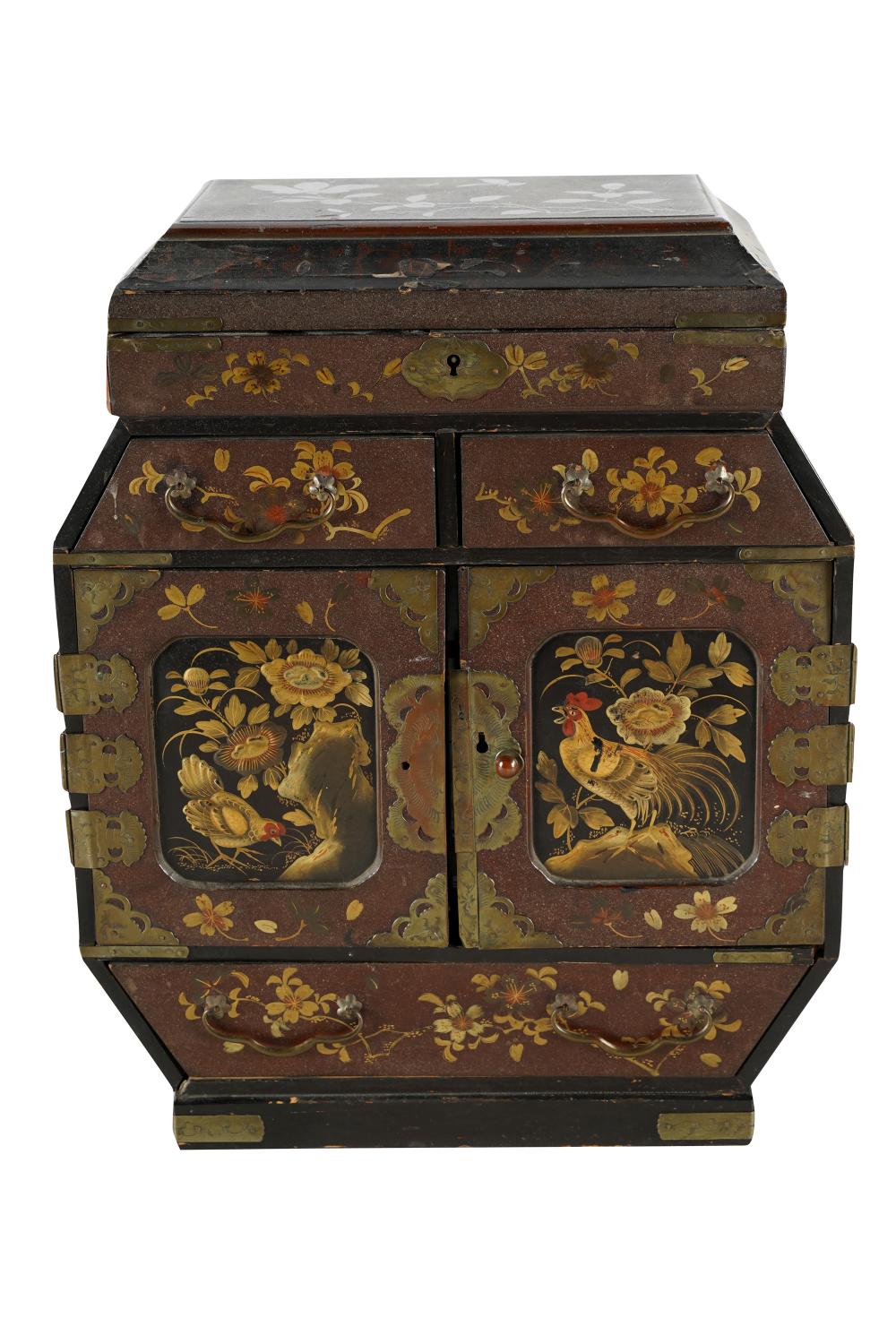 Appraisal: JAPANESE LACQUERED JEWELRY BOXhinged top concealing a divided interior Condition