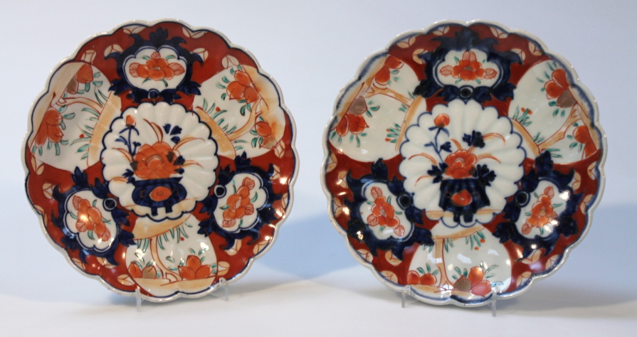 Appraisal: A pair of Japanese Imari pottery plates each with wavy