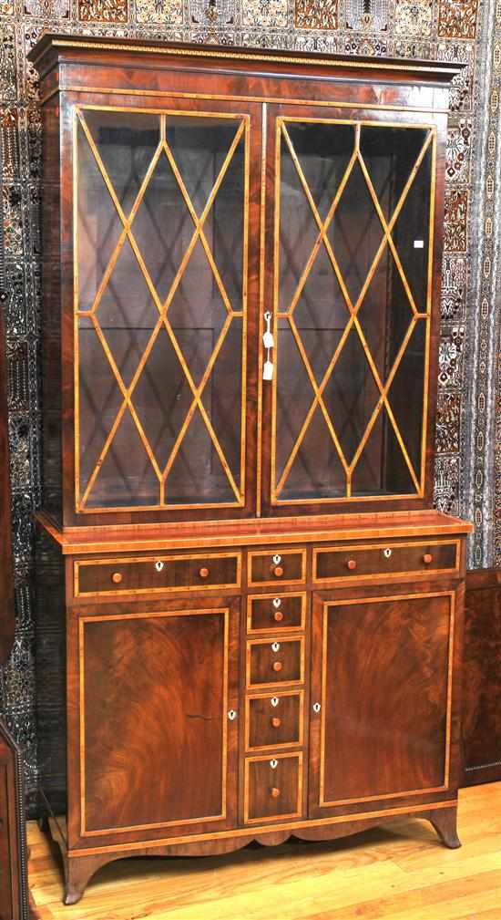 Appraisal: A fine quality Sheraton style mahogany and satinwood bookcase The