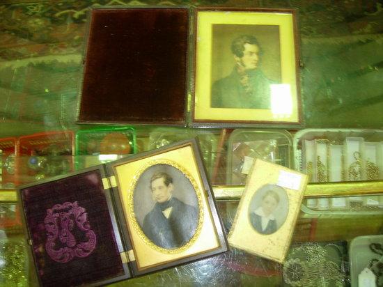 Appraisal: AN OVAL MINIATURE PORTRAIT OF A GENTLEMAN in a bakelite