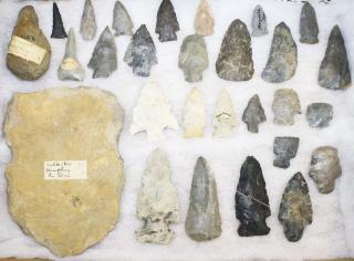 Appraisal: Tennessee prehistoric lithic artifacts Archaic to Woodland period- arrowheads points