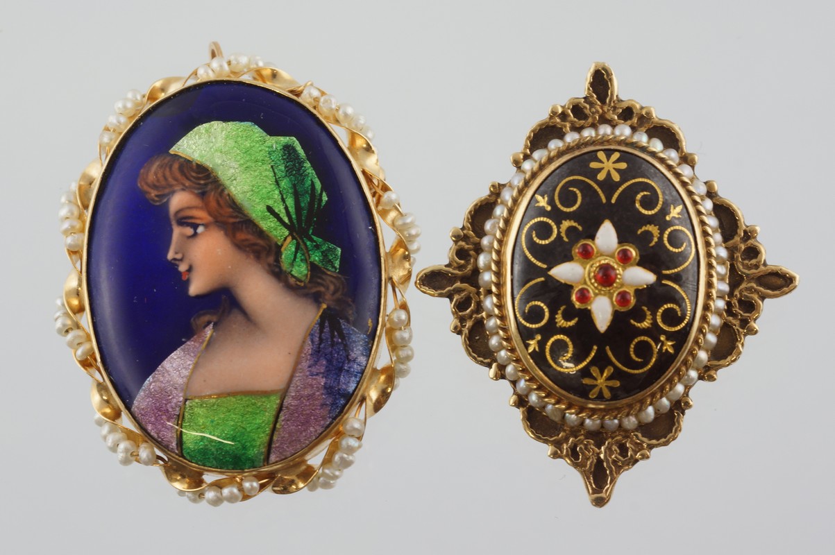 Appraisal: K YG French enameled portrait pin frame set with seed