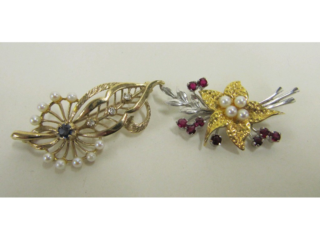 Appraisal: Two ct gold spray brooches one with sapphire pearl and