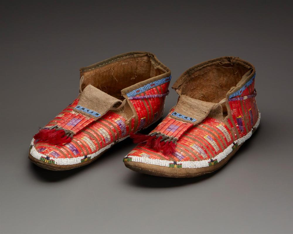 Appraisal: A pair of Sioux beaded and quilled hide moccasins Fourth-quarter