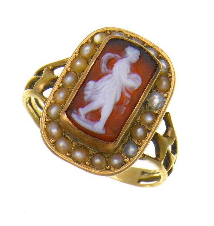 Appraisal: AN ANTIQUE HARDSTONE CAMEO RING carved with the full length