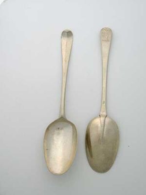 Appraisal: A pair of George I Hanoverian dessert spoons with plain