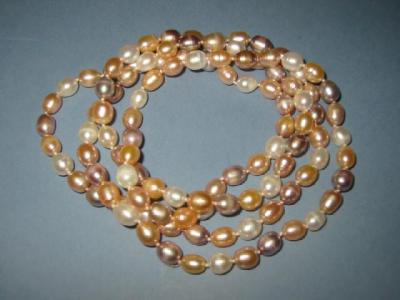 Appraisal: A FRESH WATER PEARL NECKLACE comprising alternating white pink and