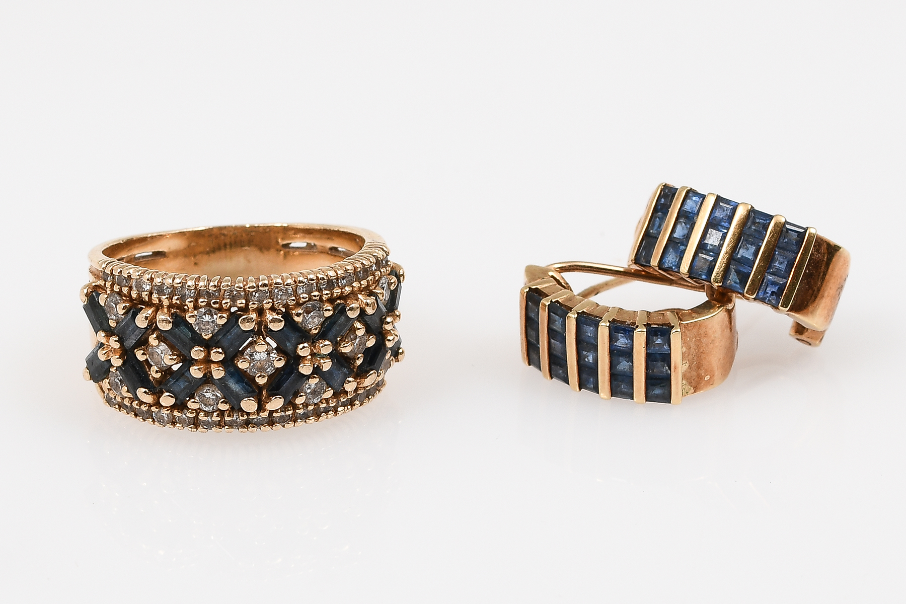 Appraisal: K SAPPHIRE DIAMOND RING SAPPHIRE EARRINGS The baguette blue sapphires