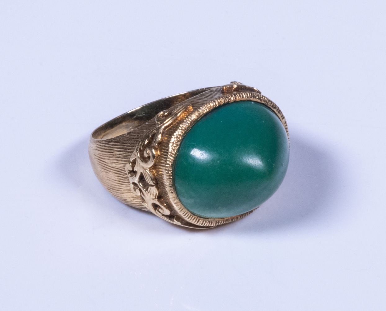 Appraisal: VINTAGE K GOLD MALACHITE RING Set with large oval cabochon