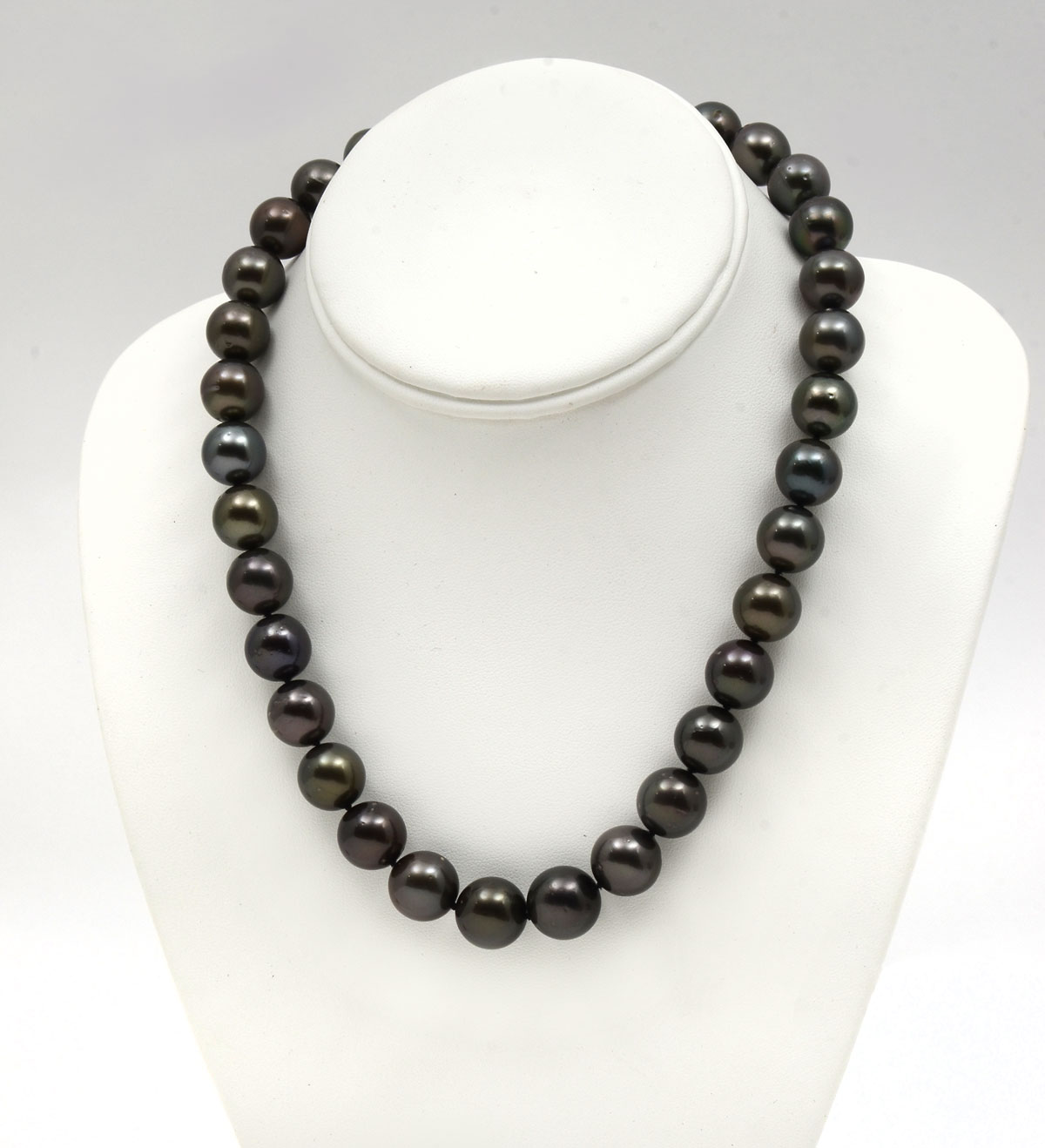 Appraisal: BLACK SOUTH SEA PEARL NECKLACE Tahitian cultured pearls form a