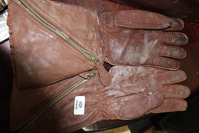 Appraisal: A PAIR OF WORLD WAR AIR MINISTRY LEATHER FLYING GLOVES