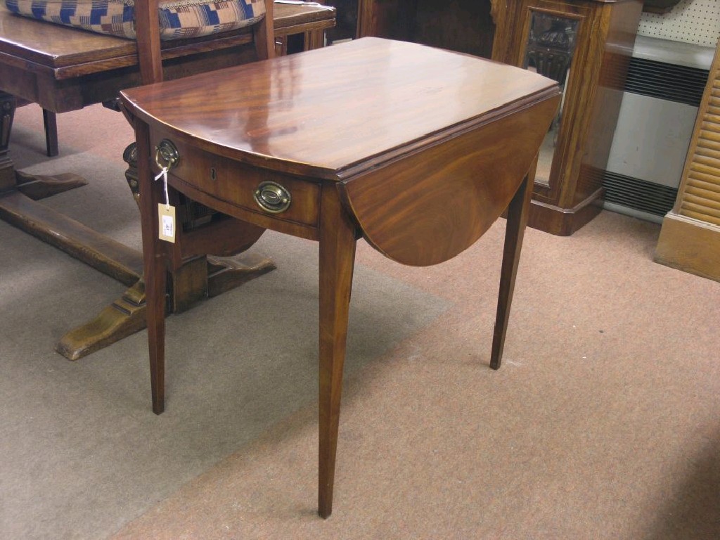 Appraisal: An early th century mahogany Pembroke table with single drawer