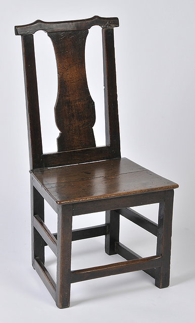 Appraisal: AN TH CENTURY OAK HALL CHAIR with plank seat on