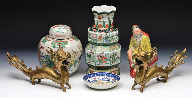 Appraisal: A GROUP OF SIX ORIENTAL ARTEFACTS TO INCLUDE an th