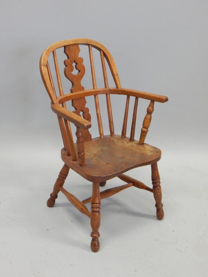 Appraisal: A thC ash and elm child's Windsor chair with a