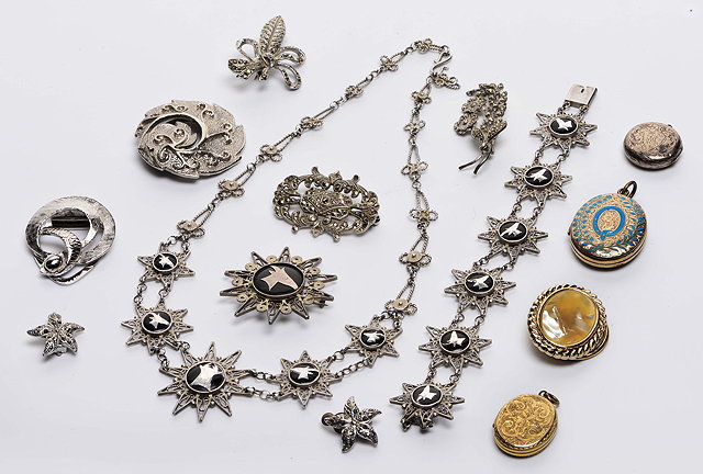 Appraisal: A SMALL QUANTITY OF VARIOUS WHITE METAL AND OTHER JEWELLERY