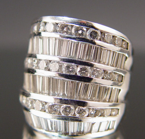 Appraisal: A SHOWY CT CONTEMPORARY DIAMOND RING K white gold diamond