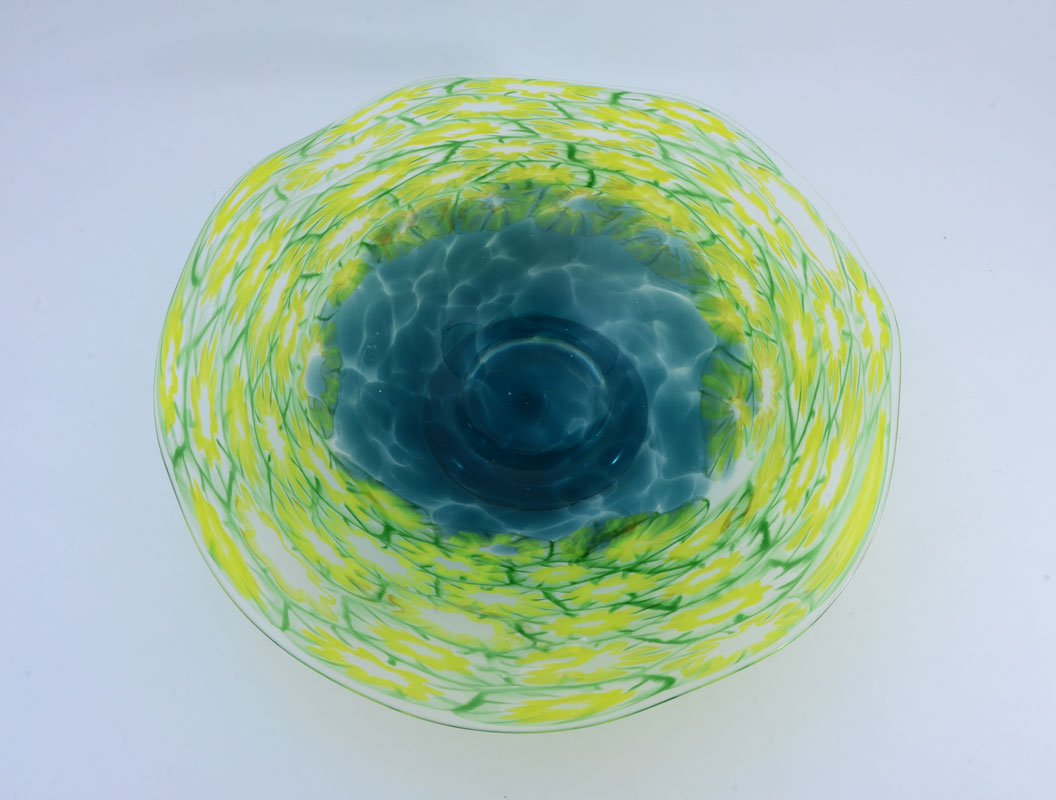 Appraisal: SPURGEON David American Contemporary Art glass spinout bowl with scalloped