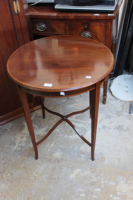 Appraisal: AN EDWARDIAN MAHOGANY CIRCULAR OCCASIONAL TABLE with satinwood and cross