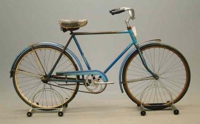 Appraisal: c Dayton male light weight bicycle having -tone blue paint