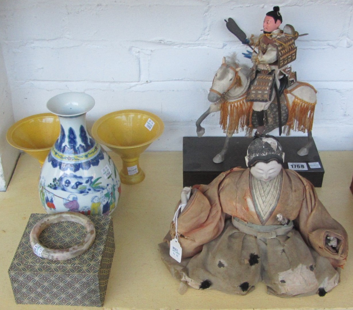 Appraisal: A quantity of South East Asian collectables and porcelain including