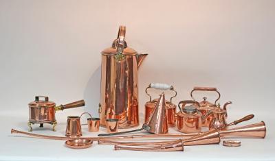 Appraisal: A quantity of copper utensils to include kettles pans coaching