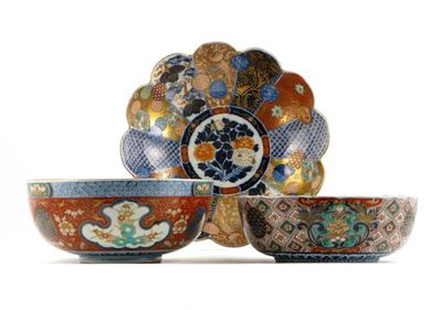 Appraisal: Five Japanese Imari bowls one peach-shaped two moulded as chrysanthemum