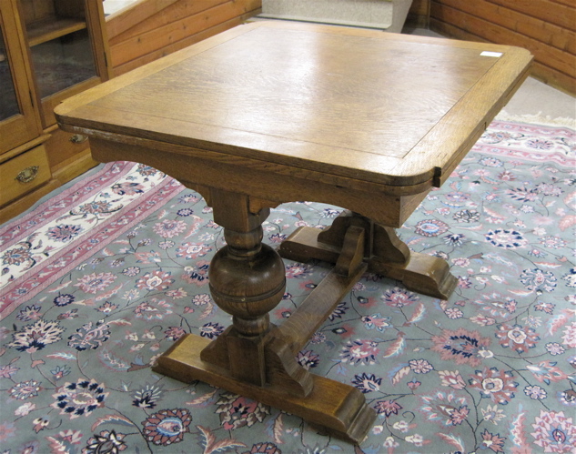 Appraisal: AN OAK DRAW-LEAF DINING TABLE English mid th century having