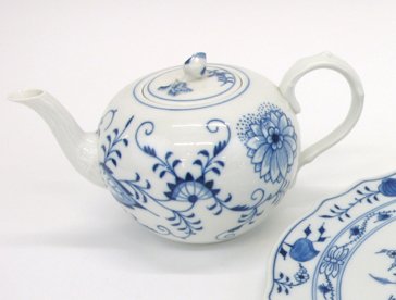 Appraisal: GERMAN MEISSEN PORCELAIN TEAPOT Blue Onion pattern in blue on