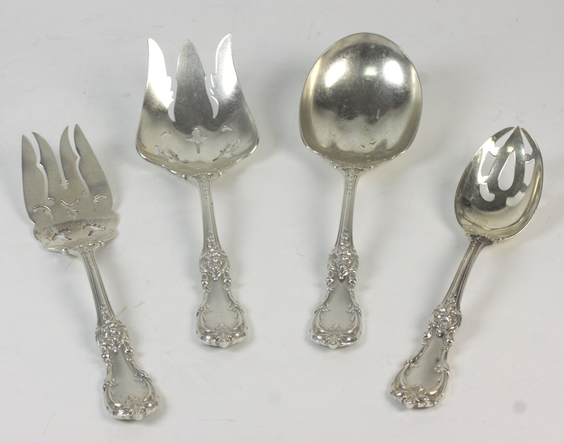 Appraisal: A pair of American silver fish servers marked Sterling the