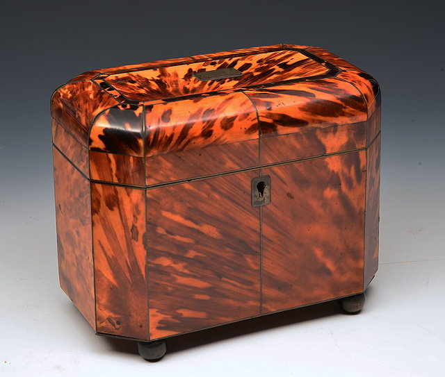 Appraisal: A GEORGE III TORTOISESHELL TEA CADDY with twin divisional interior